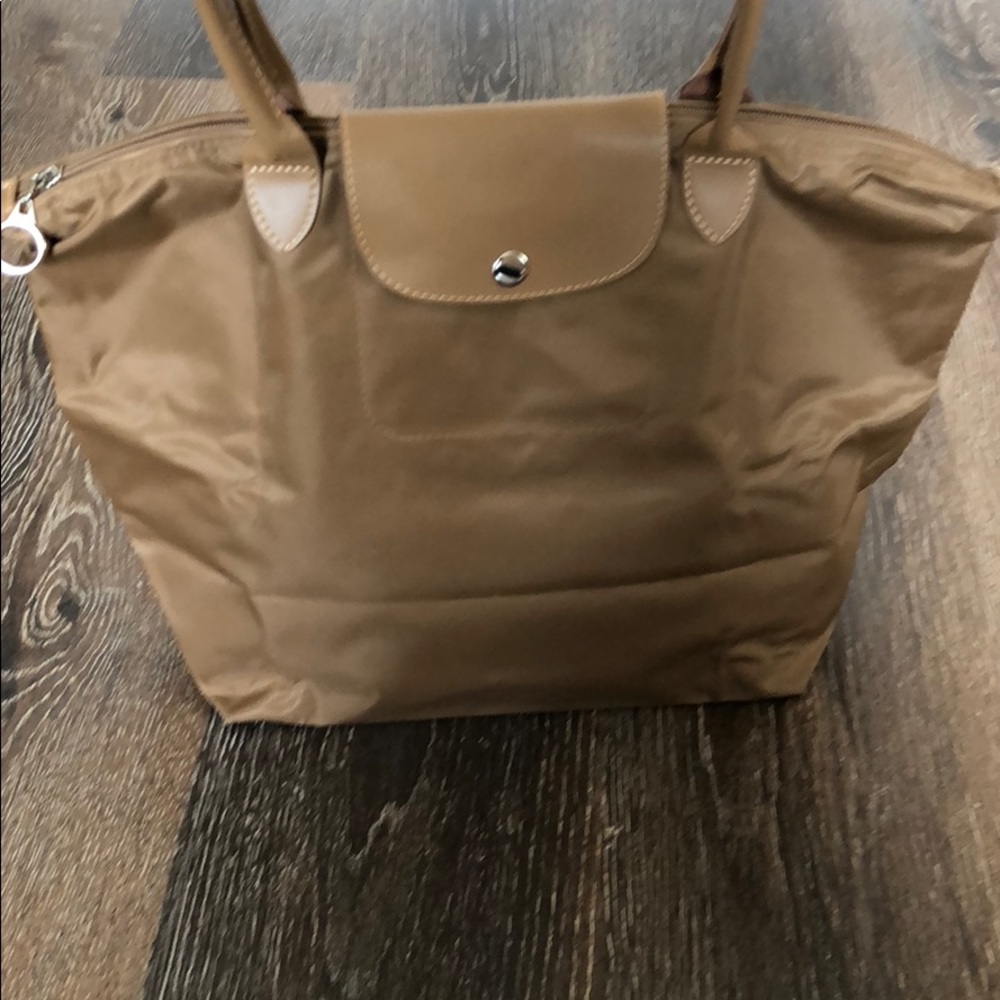 Foldable nylon shoulder bag.